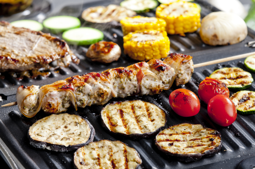 Kontaktgrill mit Fleisch und Gemüse
